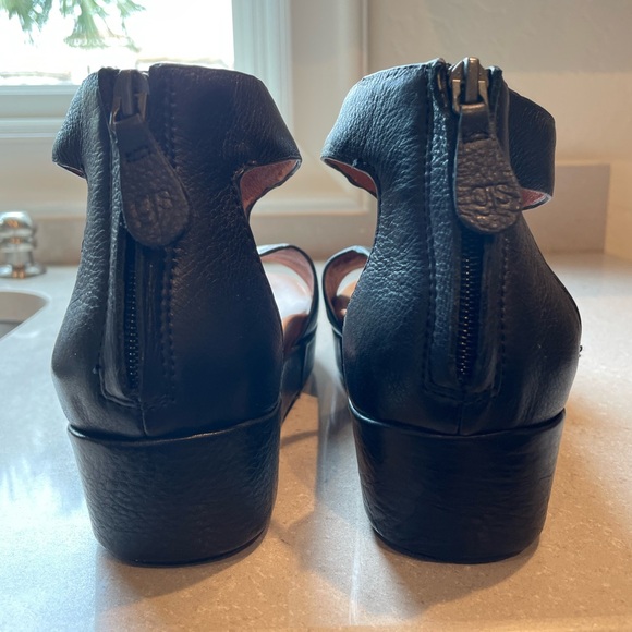 Gentle Souls Jefferson T-Strap Sandals - Picture 4 of 9